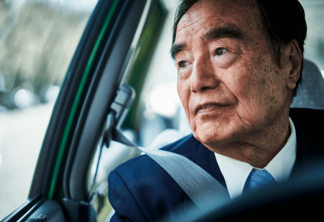 タクシーで…乗車して数分後、突然“急加速”する運転手。目的地に到着後⇒判明した【驚きの理由】に涙…