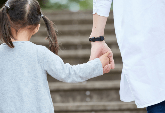電車で…小さな女の子を連れた母親が乗車。座席に座った直後⇒乗客が女の子の“頭を撫でた理由”に涙…
