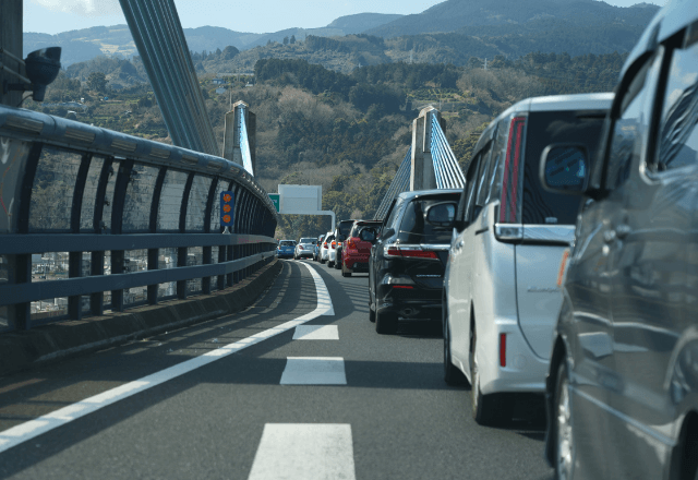 帰省中…私「変な音しない？」運転中の夫「見てくる」SAで確認した結果⇒「嘘だろ…」即帰宅した理由にゾッ…