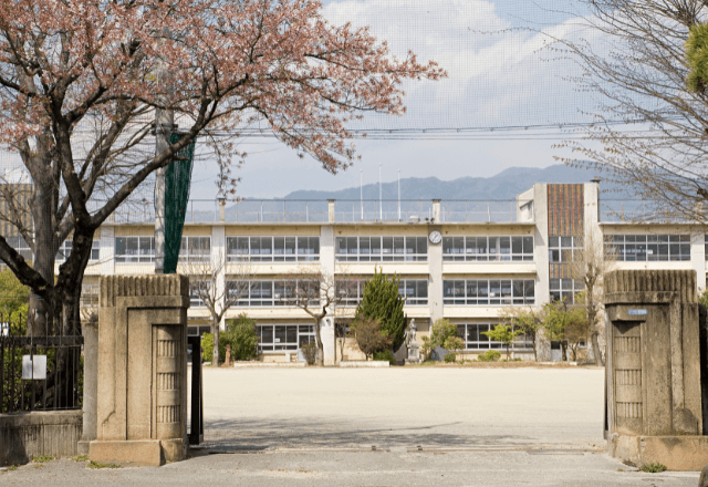 「学校はどこですか？」道に迷う女性を案内した私。数日後⇒【予想外な女性の正体】に「えっ！？」