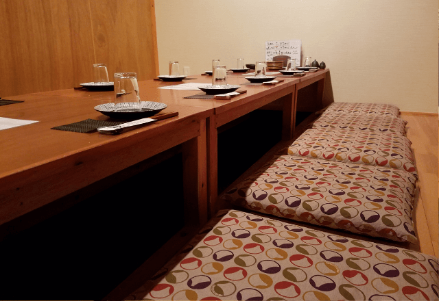居酒屋で…客「予約した者です」店員「どうぞ」席へ案内された直後⇒「予約の意味ないよね？」客がキレたワケ…