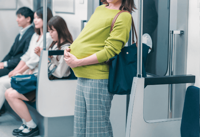 満員電車で…「お荷物持ちましょうか」妊婦を気遣った数ヶ月後、職場で⇒「あの…」客が放った一言に涙…