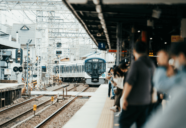 遅延していた電車が到着したが…私「人が多い…乗り過ごすか」足を止めた直後⇒突如前に押され体が浮き―！？