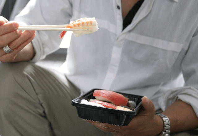 電車で…弁当を食べる酔っ払い男性。だがある乗客が近づいた瞬間⇒「お座り下さい！」急に立ち上がったワケ…