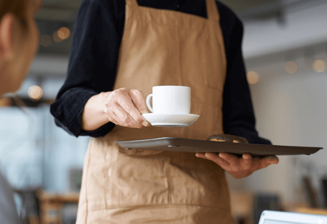「なんで後から来たやつに先に出すんだ！」カフェで怒鳴る男性客。直後⇒"更なる暴走"に店内騒然！