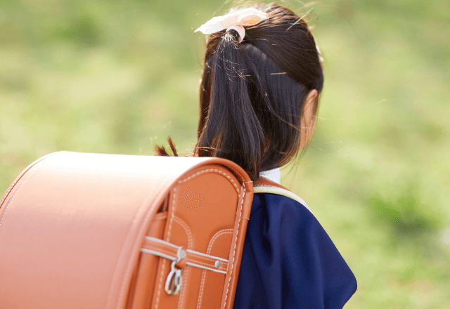 満員電車で突如崩れ落ちる高校生。周囲の乗客が動揺する中⇒駆け寄った“小学生の行動”に全員驚愕して―!?