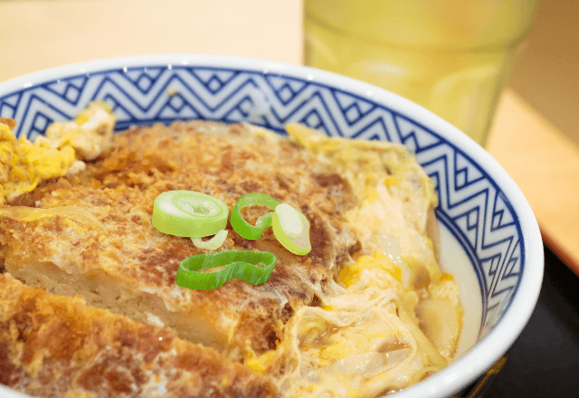 『アレルギーなので野菜抜きで』しかし料理到着後⇒店員「子どもじゃないんだから…」衝撃の料理提供に絶句…
