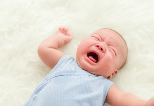 赤ちゃんの泣き声に隠されたサインを読み解く：なぜ泣き止まないのか、その対処法
