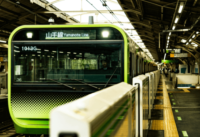 電車で…学生がガヤガヤおしゃべりしていると→「うるせぇんだよ！静かにしろや！」おじさんの怒号が響き渡り…！？