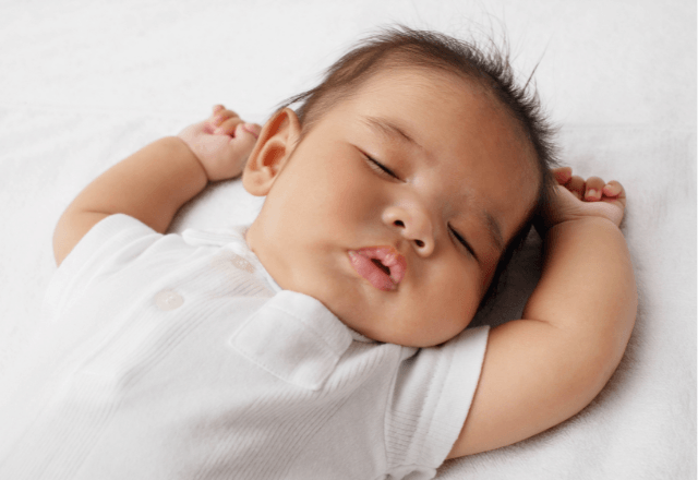 赤ちゃんのひとり寝はいつから？ねんね修行のコツと安心の備え