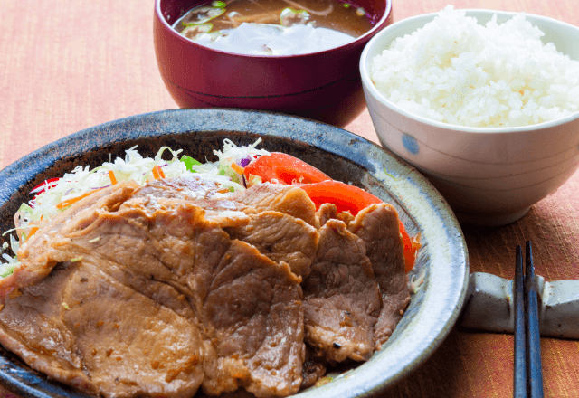 定食屋で…“肉が少なすぎる”生姜焼きに違和感。直後⇒カウンターから聞こえた【衝撃の密談】に「ウソでしょ…」