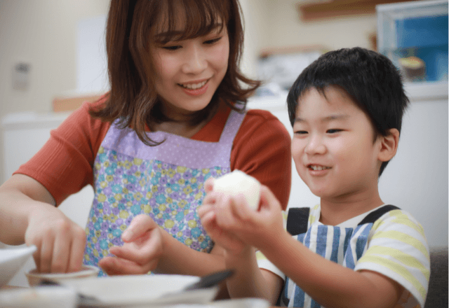 初めての食育に！おやこでおにぎり作りを楽しむ具材と安心のコツ
