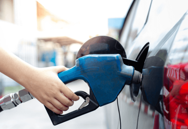 ガソリンスタンドで…給油直後のスタッフに違和感。直後⇒愛車を襲った【衝撃のトラブル】に「ウソ…」