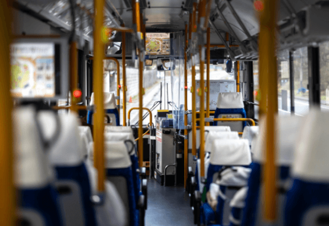地方のバスで…自分だけが乗る静かな車内。しかし踏切で一時停止した瞬間⇒運転手が呟いた“一言”に「え…？」