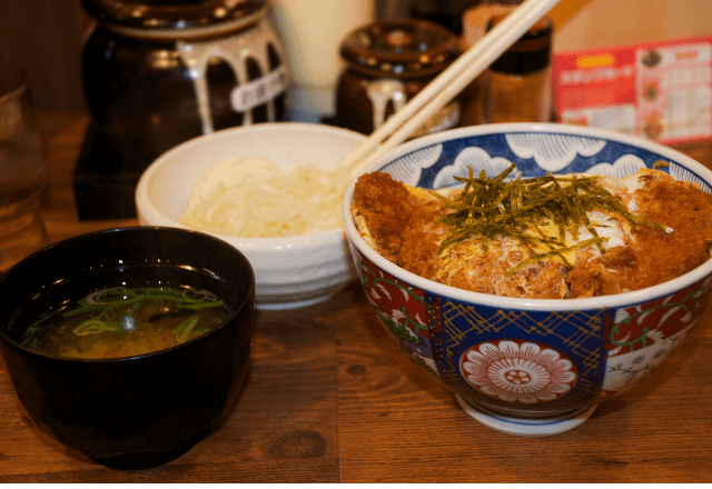 店員「お待たせしました」男性「どうも」しかし一口食べた瞬間⇒「なんやこのかつ丼は？！」まさかの展開に―！？