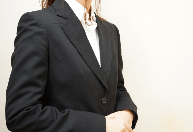 入園式で…新調したスカートで出勤した私。直後⇒保護者がドン引きした【足元の悲惨な状態】に大後悔…