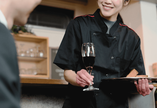 外食中…店員「サッカー選手ですよね？」夫「バレました？」直後⇒「揚げ物は駄目」勝手に注文を決められて…