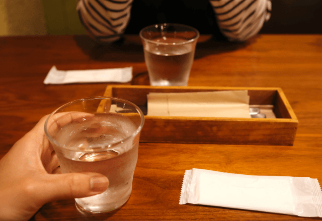 注文後、料理が全く出てこない居酒屋。店員に尋ねた結果⇒「お金いらないので帰って下さい」その理由に絶句…