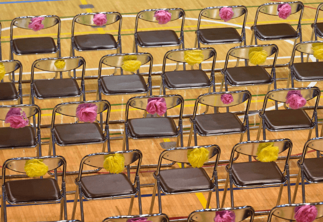 卒園式で…斜め前に座る親に違和感。証書授与中⇒「娘ちゃん！」椅子の上に立つ親が掲げた【ソレ】に絶句…