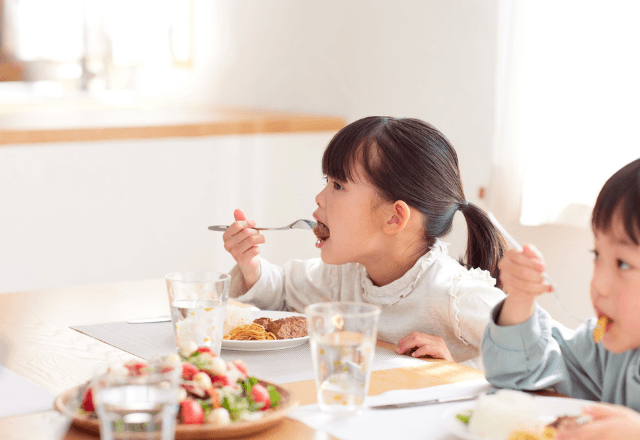 「座って食べなさい！」と怒る前にちょっと待って。子どもがご飯に集中できない驚きの理由