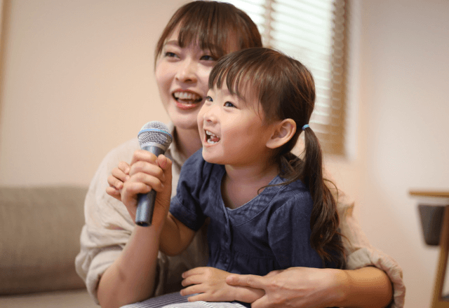 おやこで歌う時間が、語彙や感性をはぐくむきっかけに？「秋の童謡」が持つ力とは