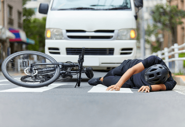 信号待ち中に“ドンッ！”「ちょっとぶつかっただけ」と逃走した男。数日後⇒警察「その車…」衝撃の事実に戦慄…