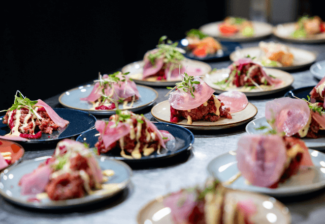 歓迎会で…新人「80人全員ドタキャンで！」俺「はーい」直後⇒俺の【正体】を明かした結果