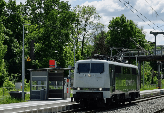 無人駅で…“小銭が足りない高齢女性”を助けた私。後日⇒「お礼に…」提案された【大スケールの恩返し】に仰天！？