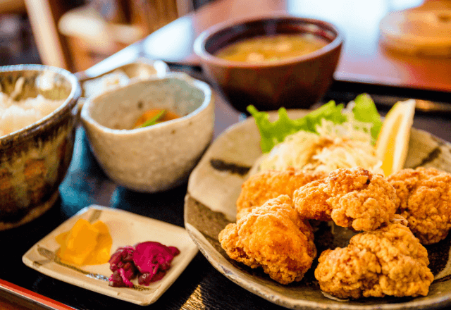 定食屋で…店員「日替わりです、あとコレ…」渡された“一枚の紙”を確認した結果⇒【衝撃の内容】に「えっ！」