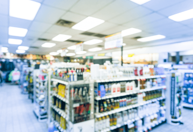 バイト中…困っている客に“私物の充電器”を貸した私。翌日⇒客が持ってきた【カゴいっぱいのお礼】に大歓喜！？