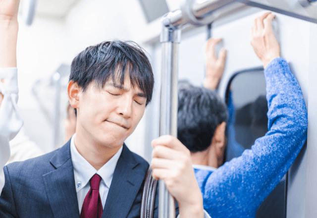 満員電車で…「謝れよ！」女性に詰め寄る男性。直後⇒男性が【慌てて電車を降りた】衝撃のワケ─！？