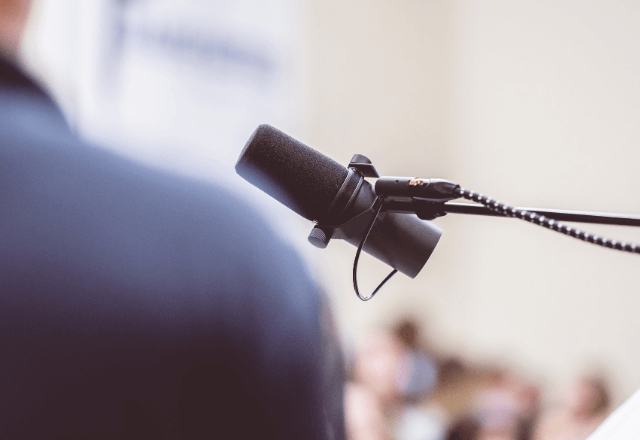 通勤中…松葉杖の男性に席を譲った私。数日後、会社で⇒「新社長です」紹介された人物に“腰を抜かして”―！？