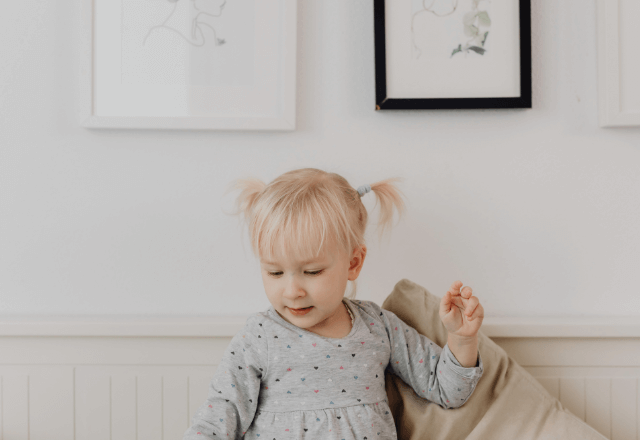 100均材料で簡単！子どもの成長を促す「紐通し」おもちゃ