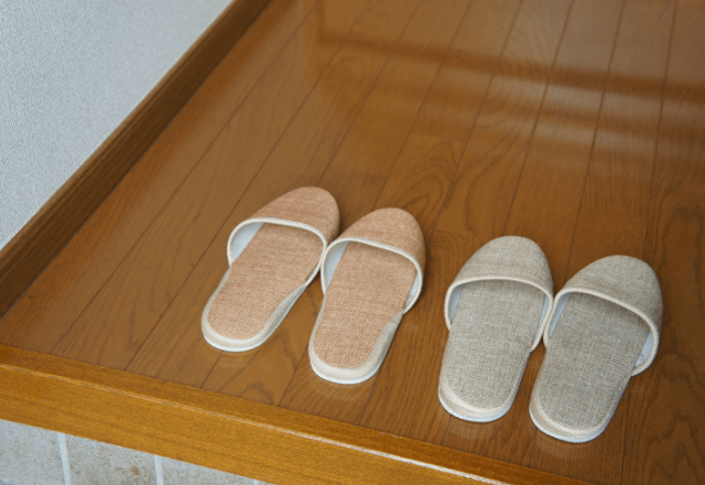 帰省初日…義母「スリッパ切らしてるの」嫁「大丈夫です」直後⇒義父が開けた“靴箱の中身”に義母が青ざめて…