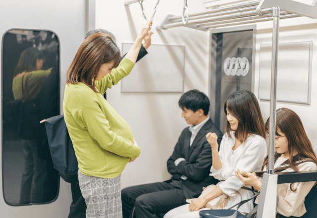 電車で…妊婦の席を横取りした若者。車内に緊張が走った瞬間⇒「今の…」中年男性の一言に状況が一変―！？