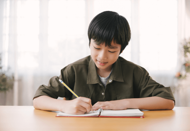 子どもの集中力アップ！リビング学習に適したデスクの選び方