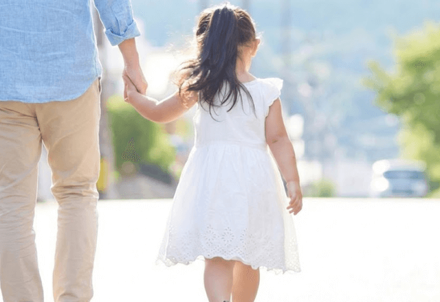 夫「娘と散歩してくるわ」しかし帰宅後⇒”娘の服”から＜まさかの事実＞が発覚し「嘘でしょ」