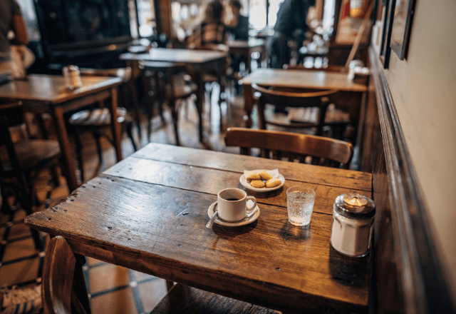 カフェで…店員「静かなお店なのでお子様連れは…」母親「静かにします」だが数十分後⇒警察が駆け付けたワケ…