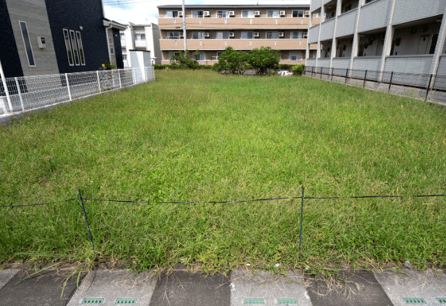 隣人「あなたのお子さん、大変よ！」母親「え！？」近所の空き地へ向かった結果⇒娘の【衝撃的な姿】に絶句…