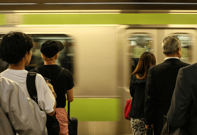 通勤途中の駅で…重要なUSB紛失に絶望。会社に報告した瞬間⇒意外な人物登場で状況が一変―！？
