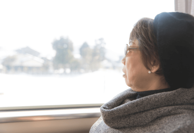 電車で…「隣いい？」高校生の隣に座る年配女性。降車時⇒「これあげる」女性が【隣に座った理由】に涙…