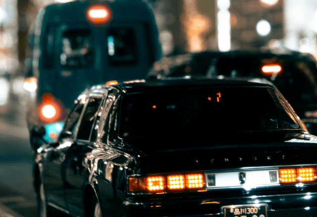 夜道で停車中…突然窓を叩きながら叫ぶ見知らぬ男。直後⇒男が放った一言に…「はぁ？」
