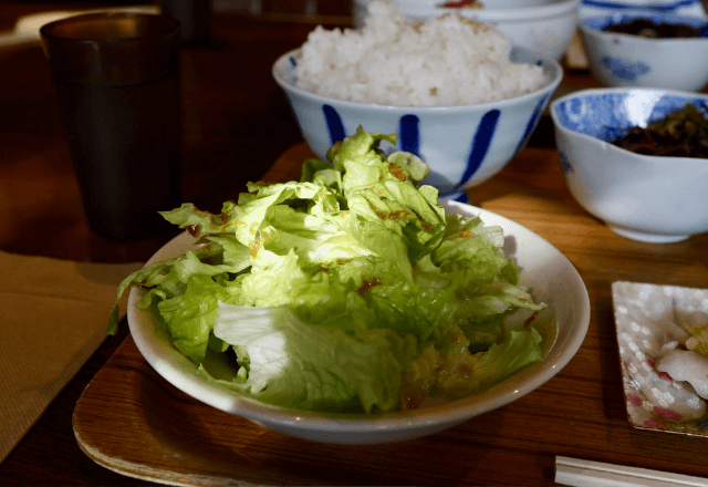 客「これ虫だろ！」店員「確認します」店長が現れた直後⇒「お客様…」まさかの一言に【客が席を立った】ワケ…