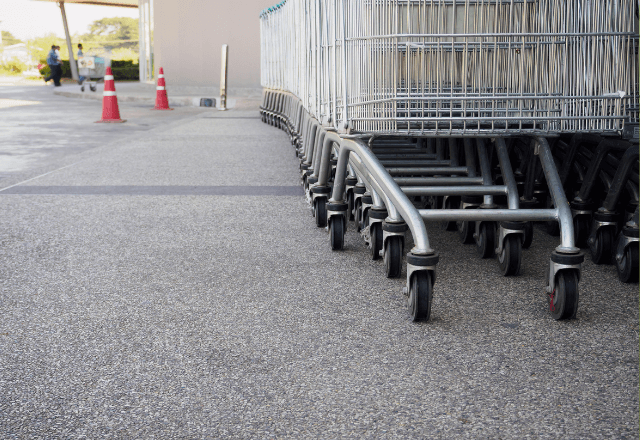 スーパーで…買い物を終えて外に出たら、頭から全身に“まさかの衝撃”。直後⇒通行人が絶叫する異常事態に…