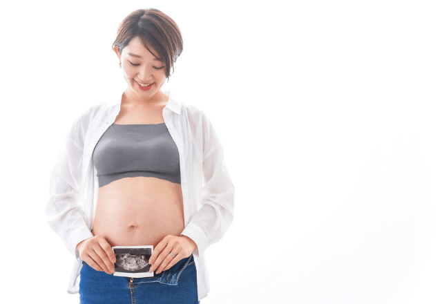 おうちや外で素敵に！セルフマタニティフォトの小物やポーズ集