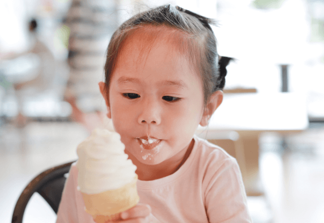 スーパーで…会計前のアイスを食べる子ども。放置する母親にあ然とした直後⇒祖母「あら？」さらに驚く展開に…
