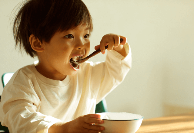 子どものスプーンの持ち方を正しく導く実践的アドバイス
