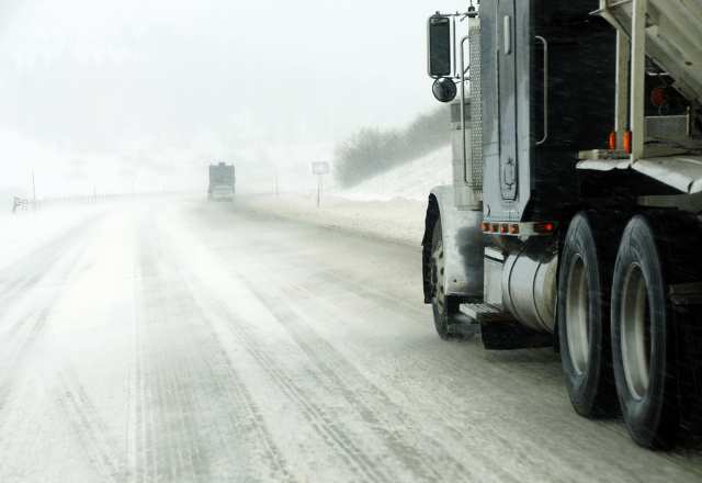 道路で…雪にはまった軽トラを助けた私。数年後⇒実家が激変した【衝撃の理由】に「え…！？」
