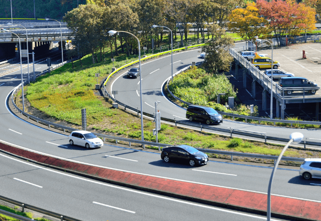 高速道路で…順調に運転していた私。直後⇒父「止まれ！」SAで判明した【衝撃の事実】にゾッ…