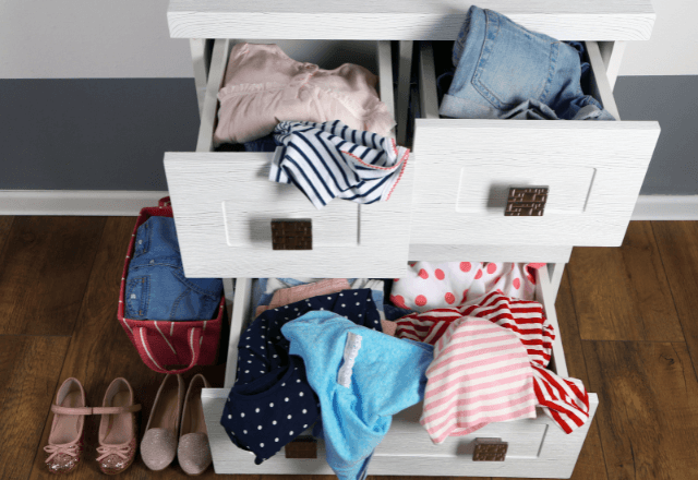 リビングが整う！子ども服の収納アイデア4選とおすすめ活用術